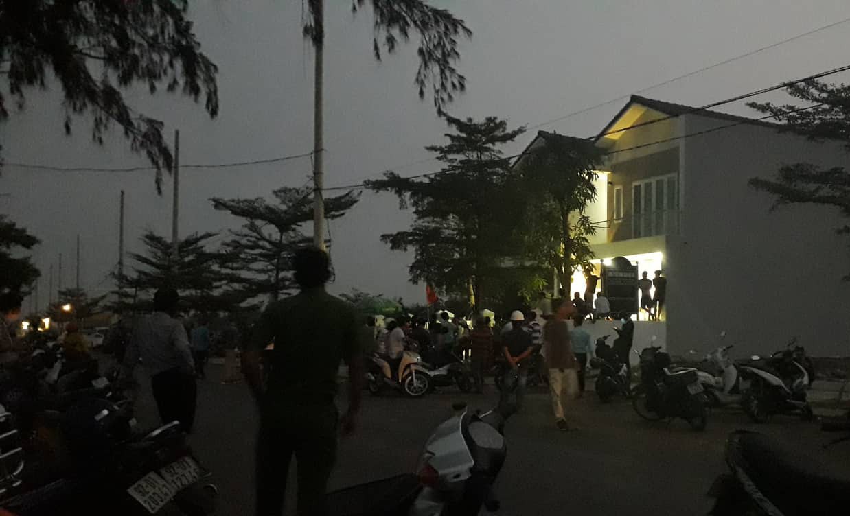 Vụ dân bao vây công ty đòi sổ đỏ: Trách nhiệm chính quyền ở đâu? - Ảnh 3.