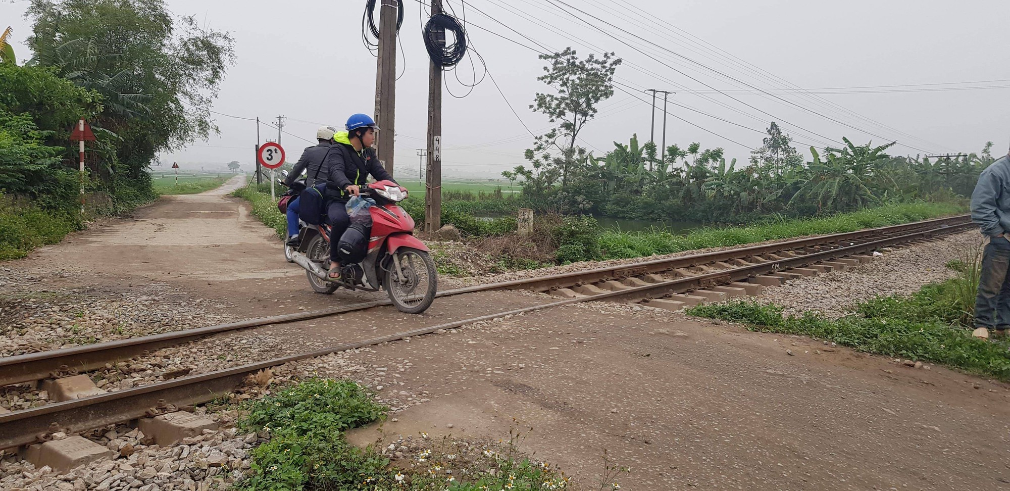 Băng qua đường sắt, 2 vợ chồng 80 tuổi bị tàu hỏa tông tử vong thương tâm