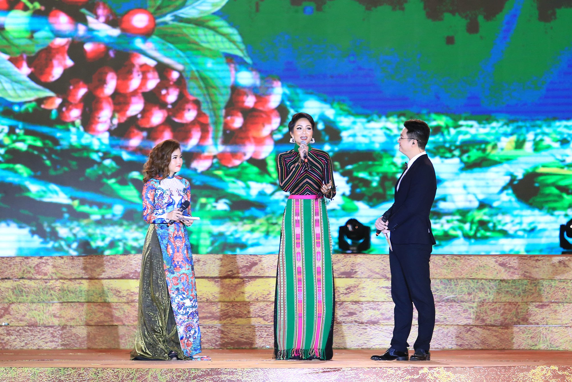 Đ&ocirc;ng Nhi, Noo Phước Thịnh... ch&aacute;y hết m&igrave;nh tại đ&ecirc;m bế mạc Lễ hội C&agrave; ph&ecirc; - Ảnh 2.
