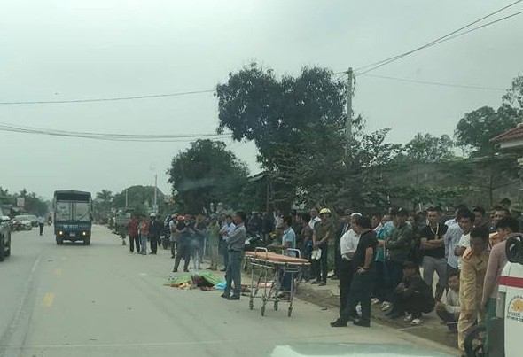 Va chạm với xe tải, thanh niên đi xe máy văng xuống đường tử vong