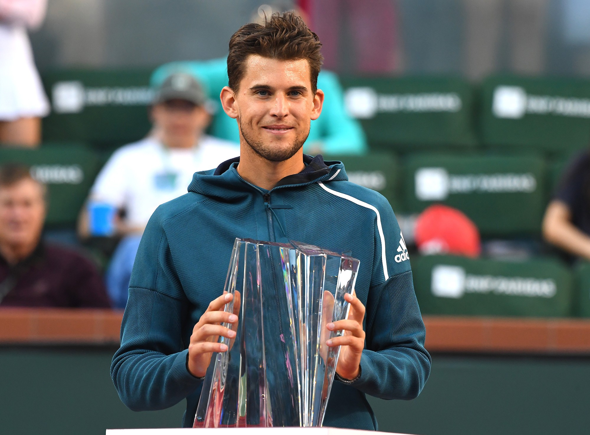 Vì sao Federer thua chung kết, lỡ hẹn danh hiệu thứ 101?