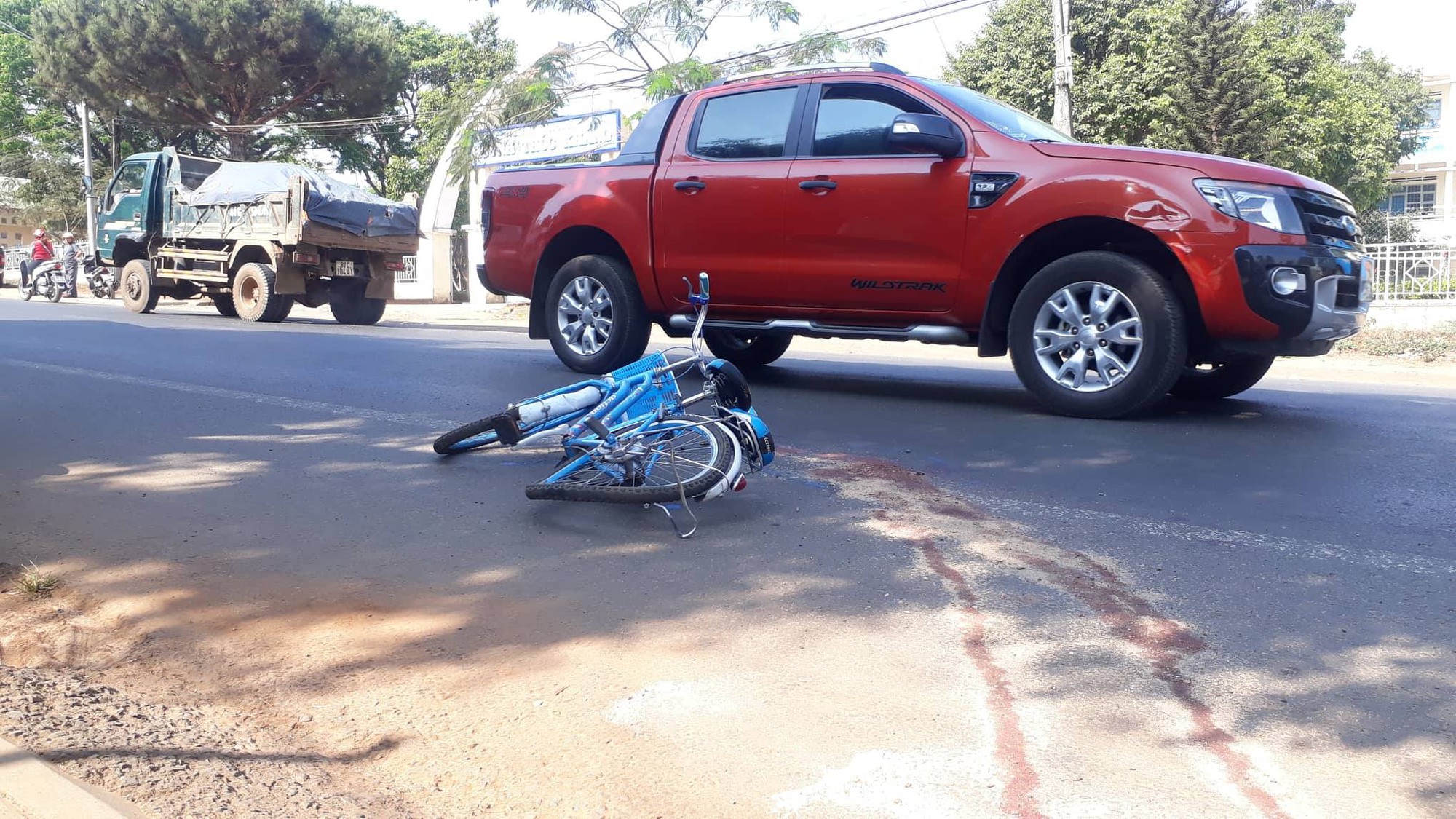 Xe khách tông rồi kéo lê 1 học sinh gần 30 m