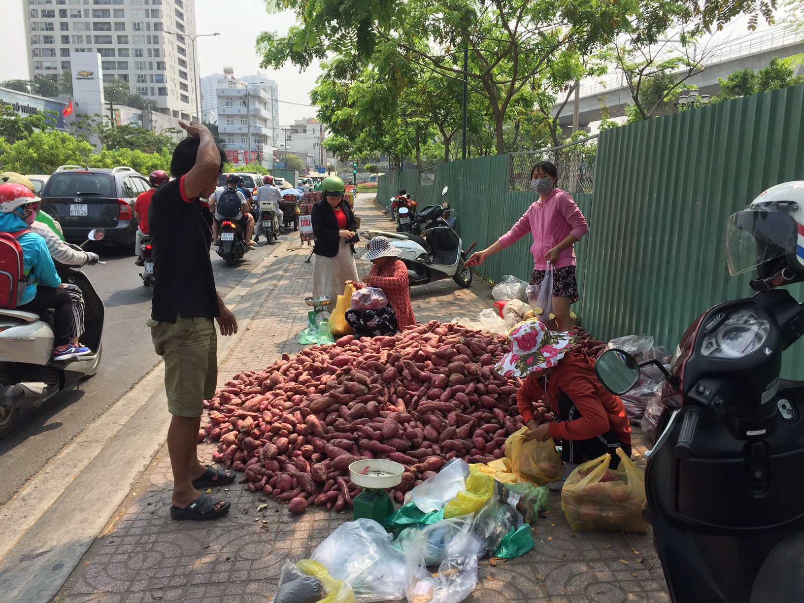 Khoai lang Nhật giá 10.000 đồng/kg tràn khắp các tuyến phố TP HCM - Ảnh 2.