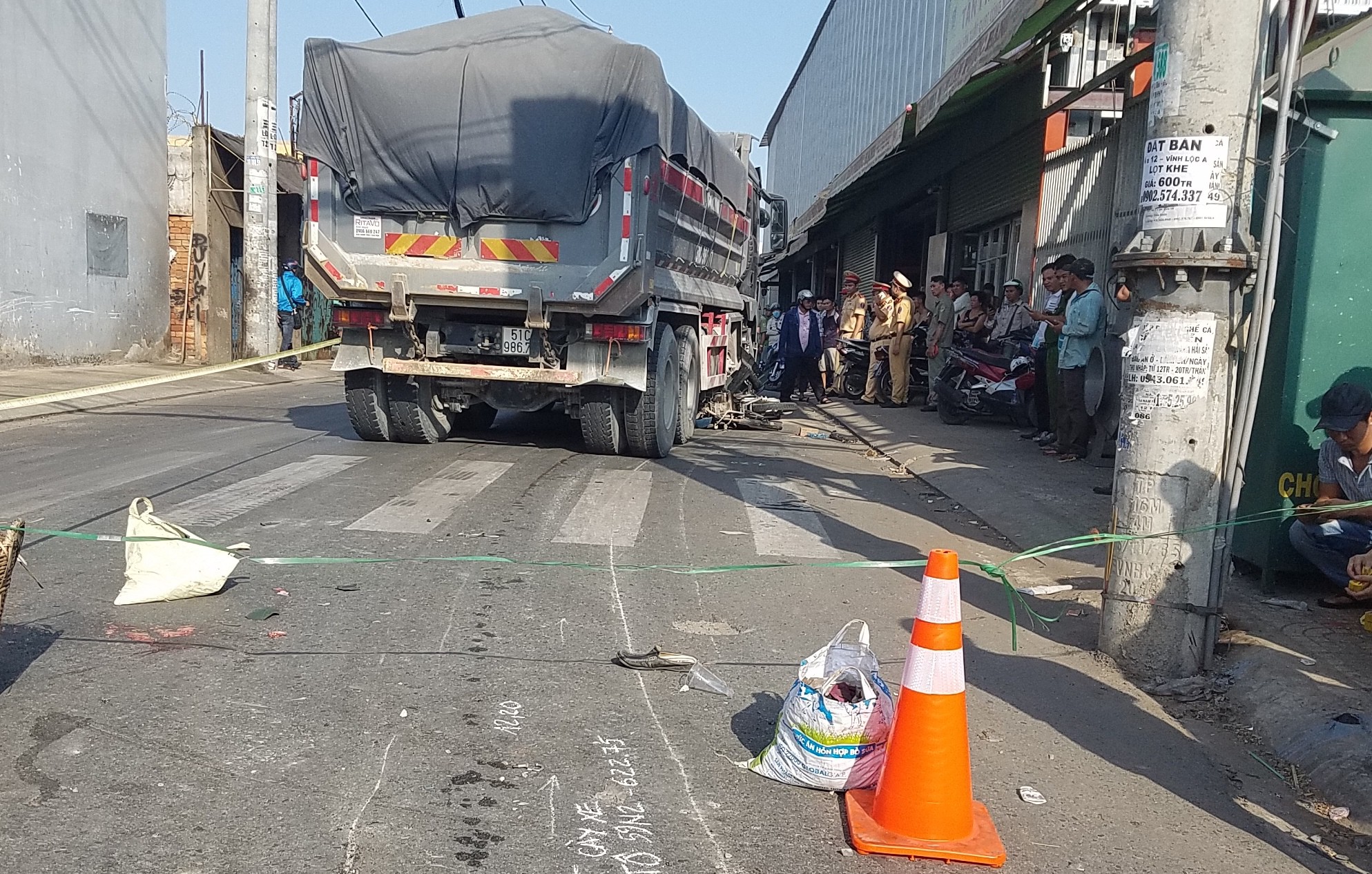 Cẩu xe ben đưa thi thể người đàn ông ra ngoài