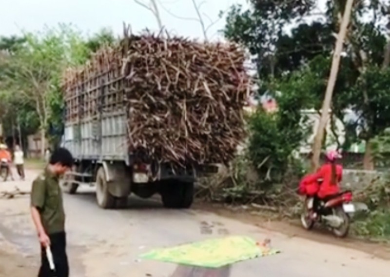 Xe tải chở mía tông, cán chết người phụ nữ đi xe đạp cùng chiều