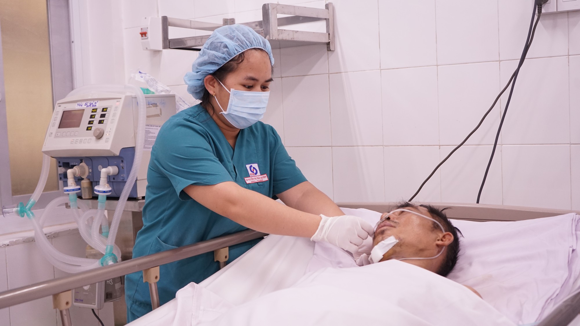 May mắn khó ngờ đến với người đàn ông mắc kẹt dưới bánh tàu hỏa