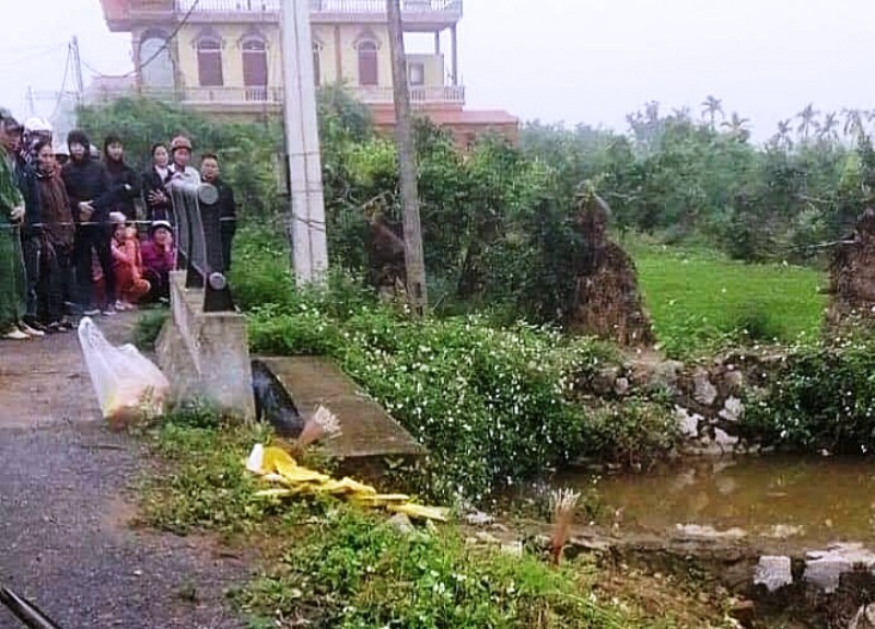 Đi tập văn nghệ, nữ sinh lớp 10 chết dưới mương nước