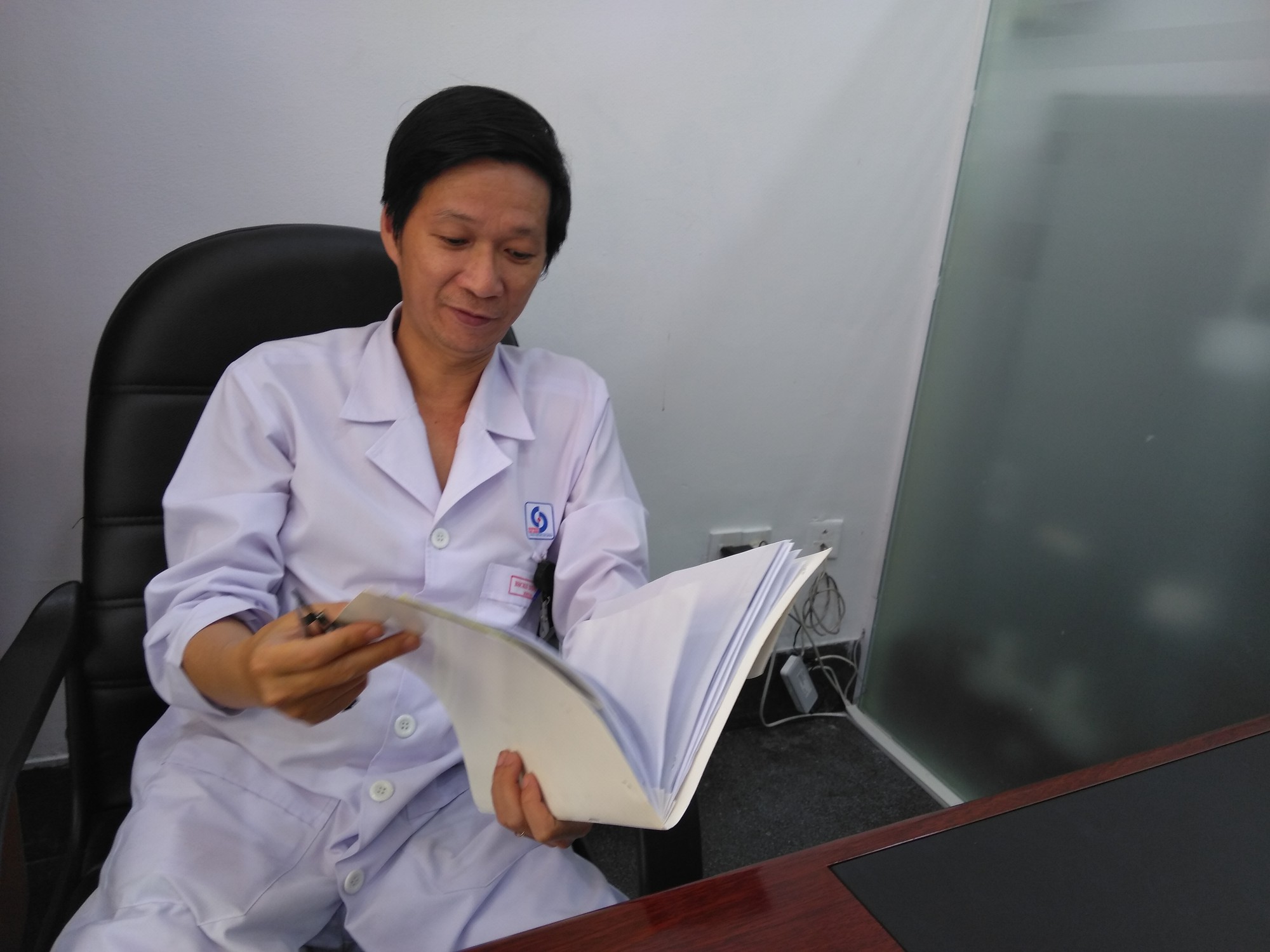 May mắn kh&oacute; ngờ đến với người đ&agrave;n &ocirc;ng mắc kẹt dưới b&aacute;nh t&agrave;u hỏa - Ảnh 1.