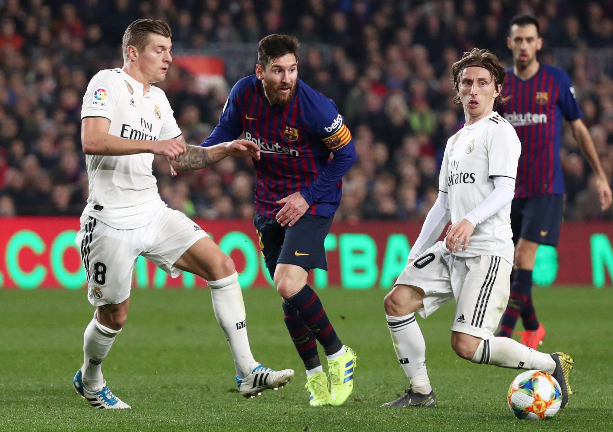 Barcelona châm biếm: Cách để Quả bóng vàng Modric ngăn chặn Messi - Ảnh 1.