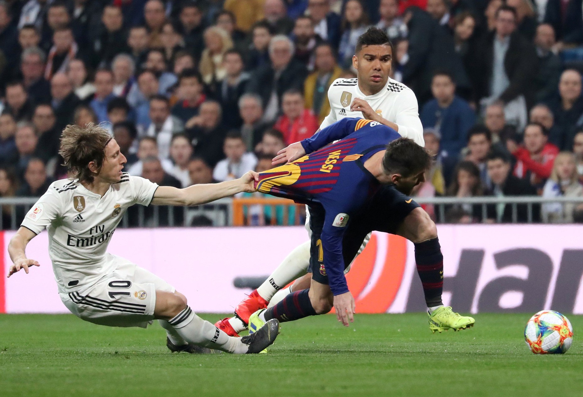 Barcelona châm biếm: Cách để Quả bóng vàng Modric ngăn chặn Messi