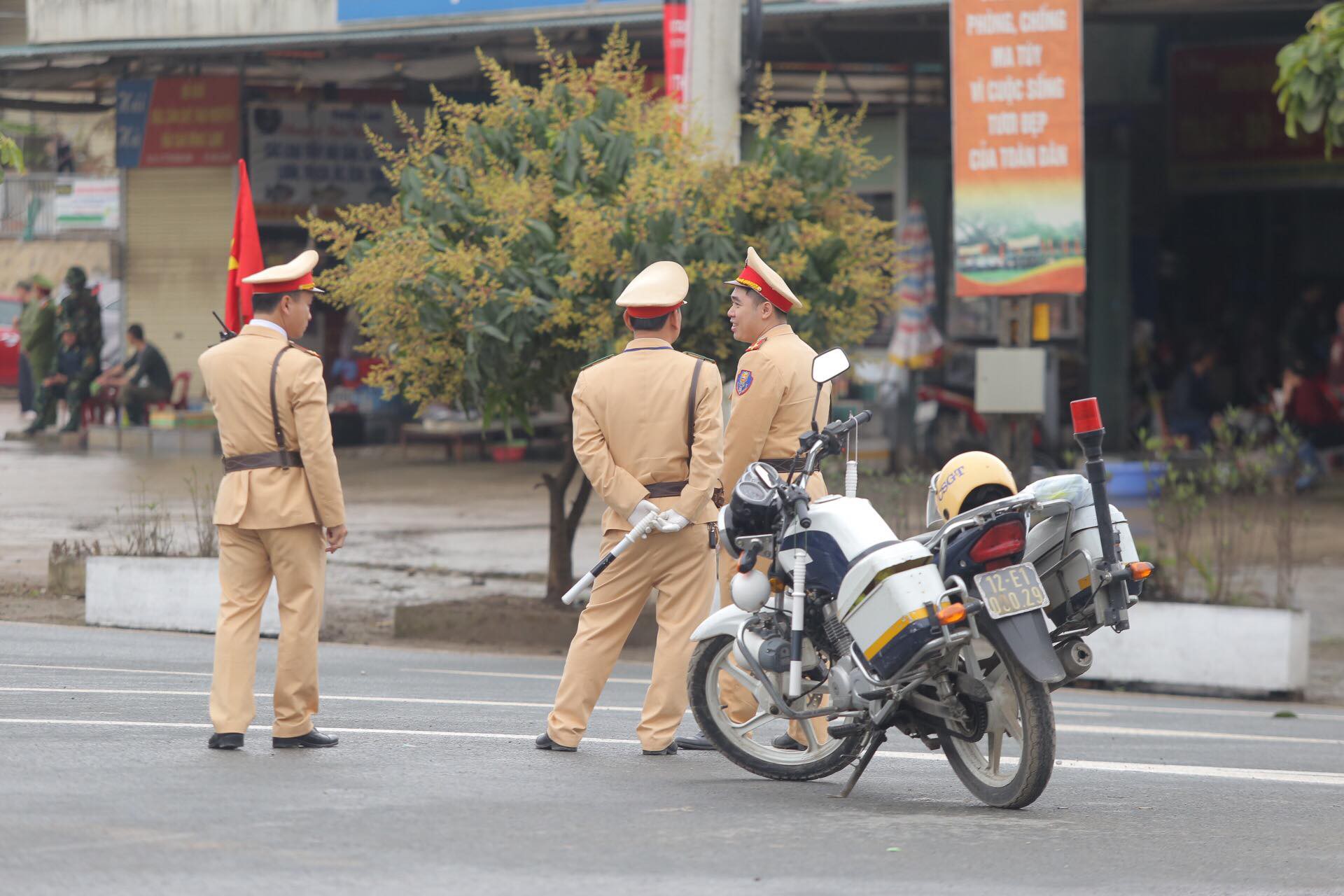 Cận cảnh dàn xe bọc thép tại ga Đồng Đăng trước giờ Chủ tịch Kim Jong-un rời Việt Nam - Ảnh 3.