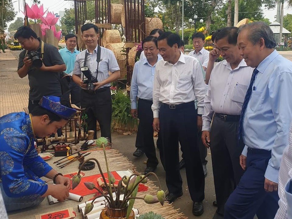 Dùng thư pháp biến lá sen khô thành... tiền
