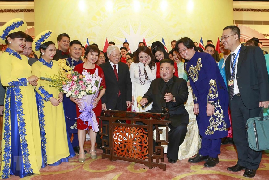 Chủ tịch Triều Tiên Kim Jong-un vui vẻ đánh thử đàn bầu, đàn K'lông pút