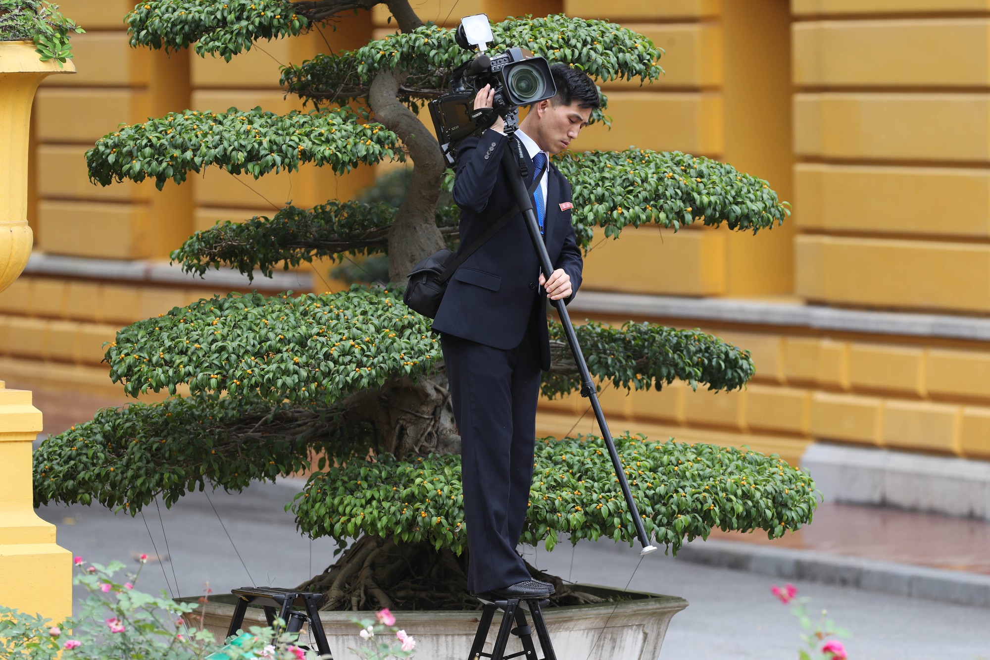 Soi đồ nghề của ph&oacute;ng vi&ecirc;n Triều Ti&ecirc;n th&aacute;p t&ugrave;ng Chủ tịch Kim Jong-un - Ảnh 8.