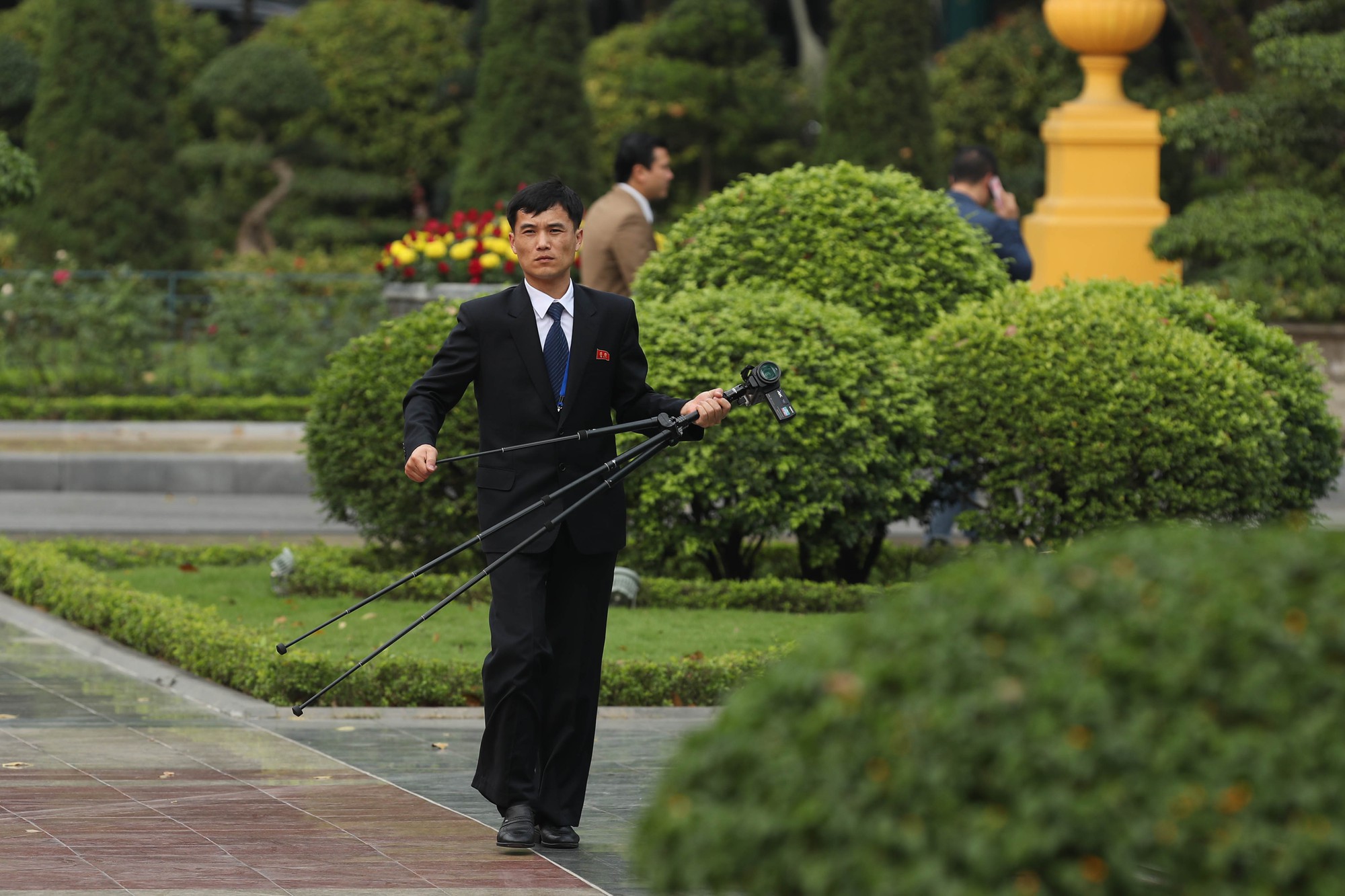 Soi đồ nghề của ph&oacute;ng vi&ecirc;n Triều Ti&ecirc;n th&aacute;p t&ugrave;ng Chủ tịch Kim Jong-un - Ảnh 7.