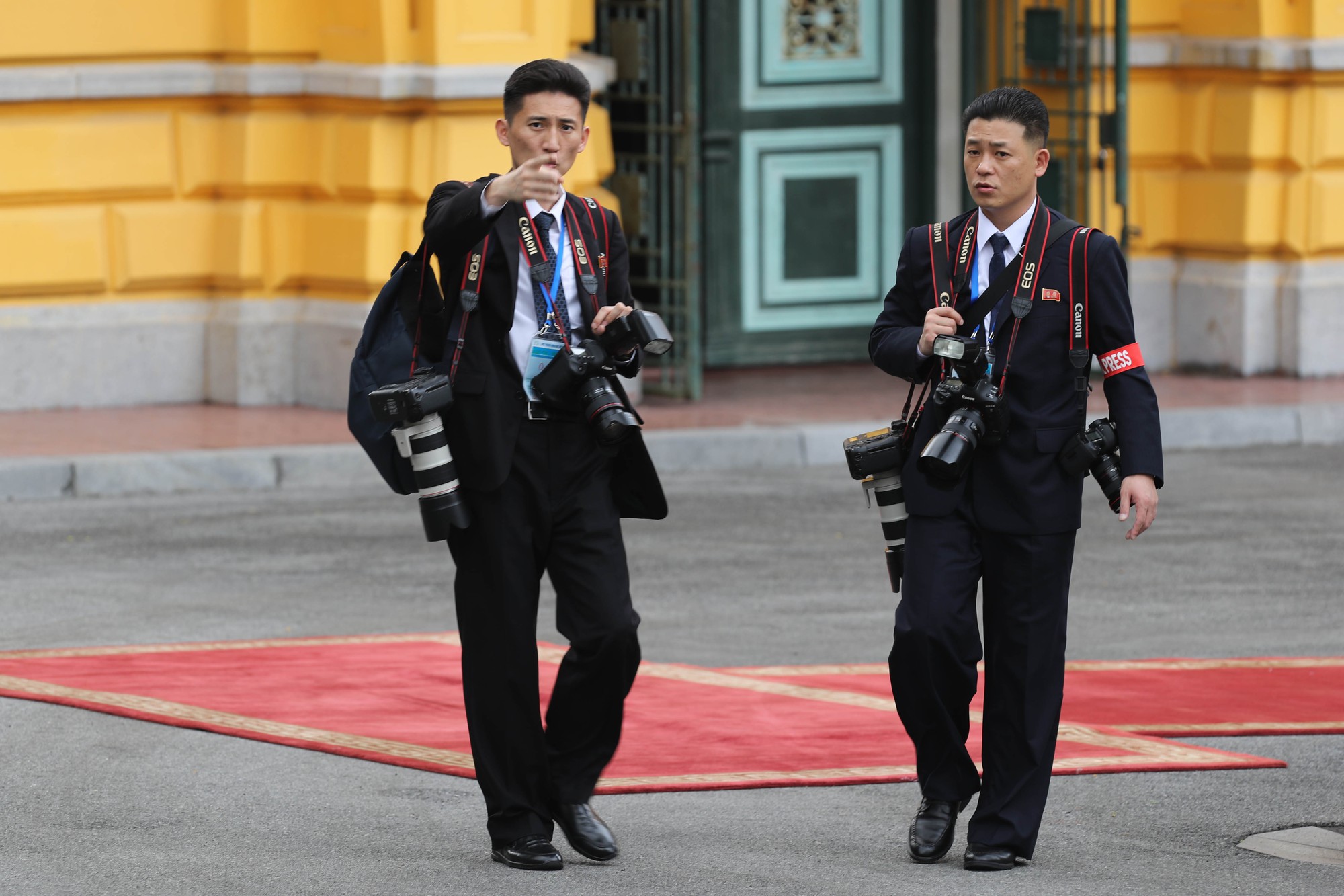 Soi đồ nghề của ph&oacute;ng vi&ecirc;n Triều Ti&ecirc;n th&aacute;p t&ugrave;ng Chủ tịch Kim Jong-un - Ảnh 3.