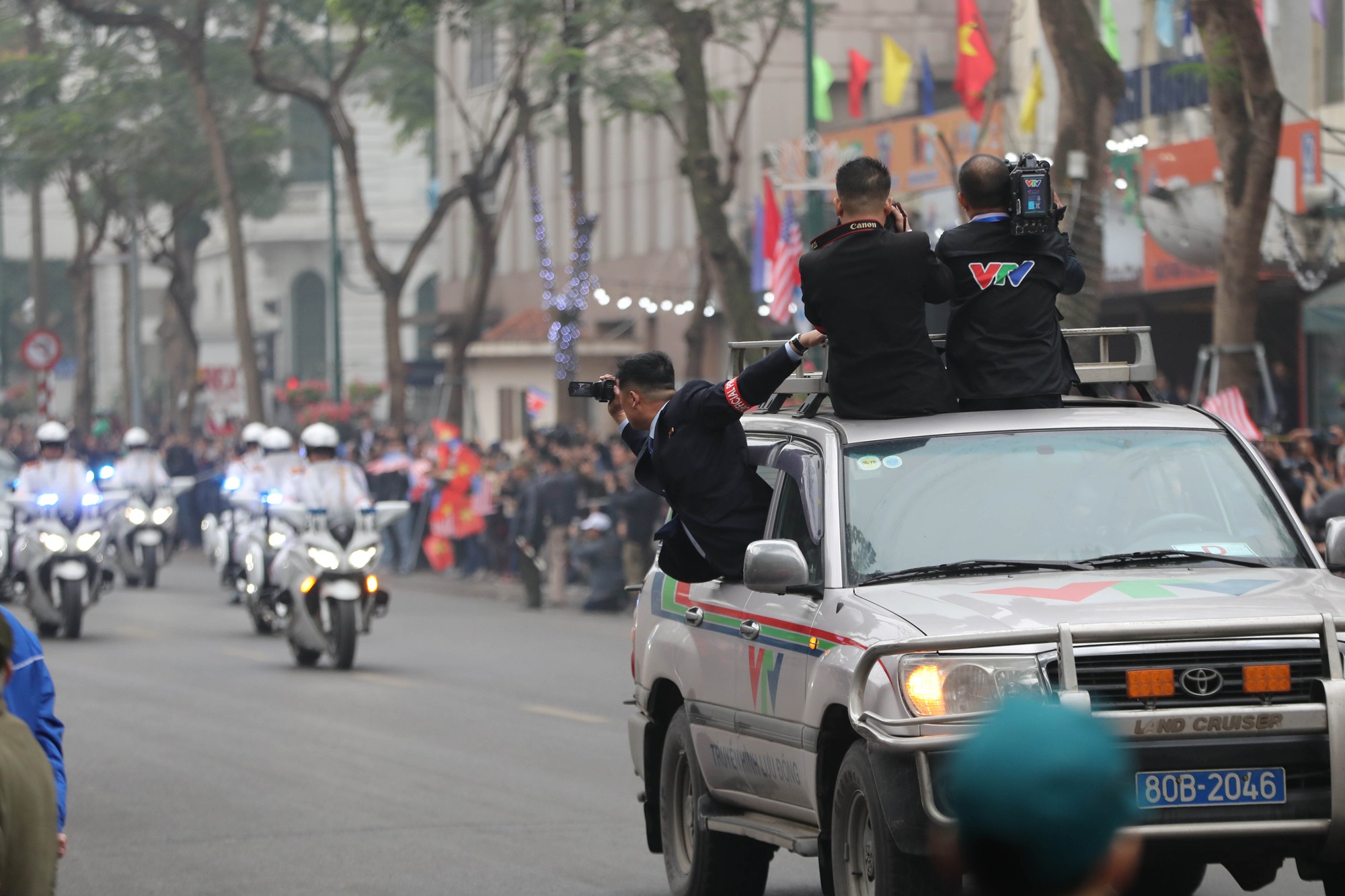 Soi đồ nghề của ph&oacute;ng vi&ecirc;n Triều Ti&ecirc;n th&aacute;p t&ugrave;ng Chủ tịch Kim Jong-un - Ảnh 11.
