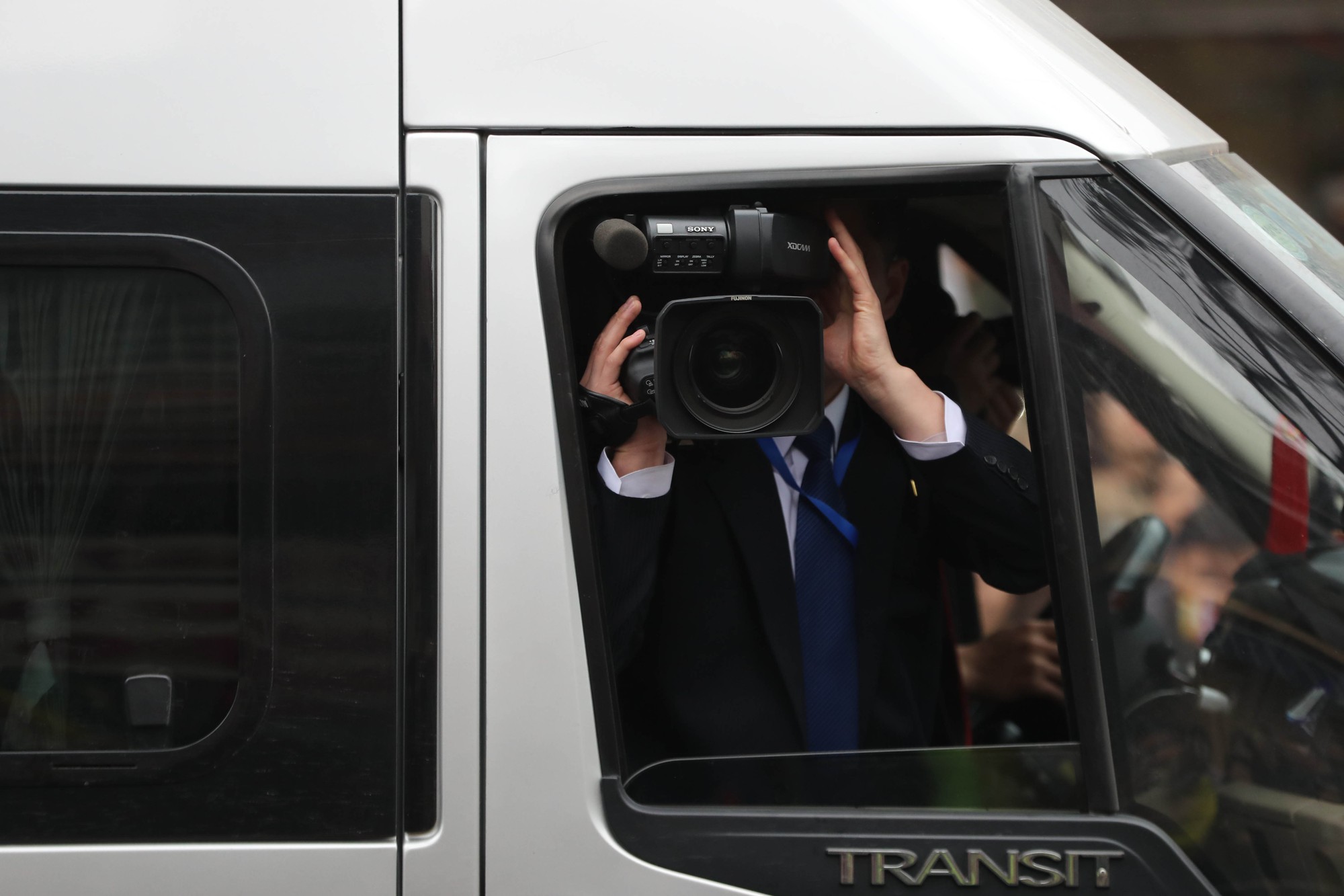Soi đồ nghề của ph&oacute;ng vi&ecirc;n Triều Ti&ecirc;n th&aacute;p t&ugrave;ng Chủ tịch Kim Jong-un - Ảnh 12.