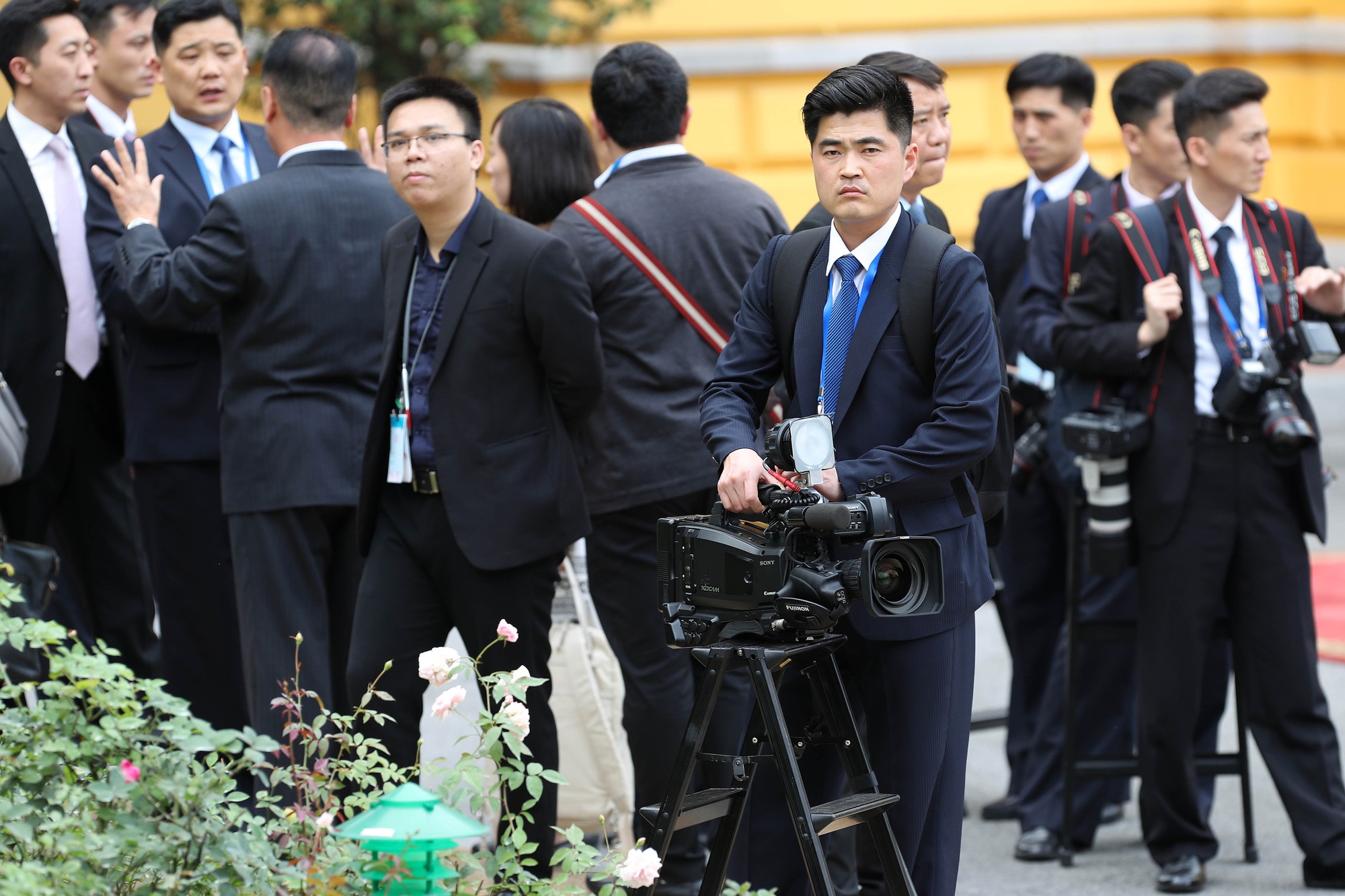 Soi đồ nghề của ph&oacute;ng vi&ecirc;n Triều Ti&ecirc;n th&aacute;p t&ugrave;ng Chủ tịch Kim Jong-un - Ảnh 1.