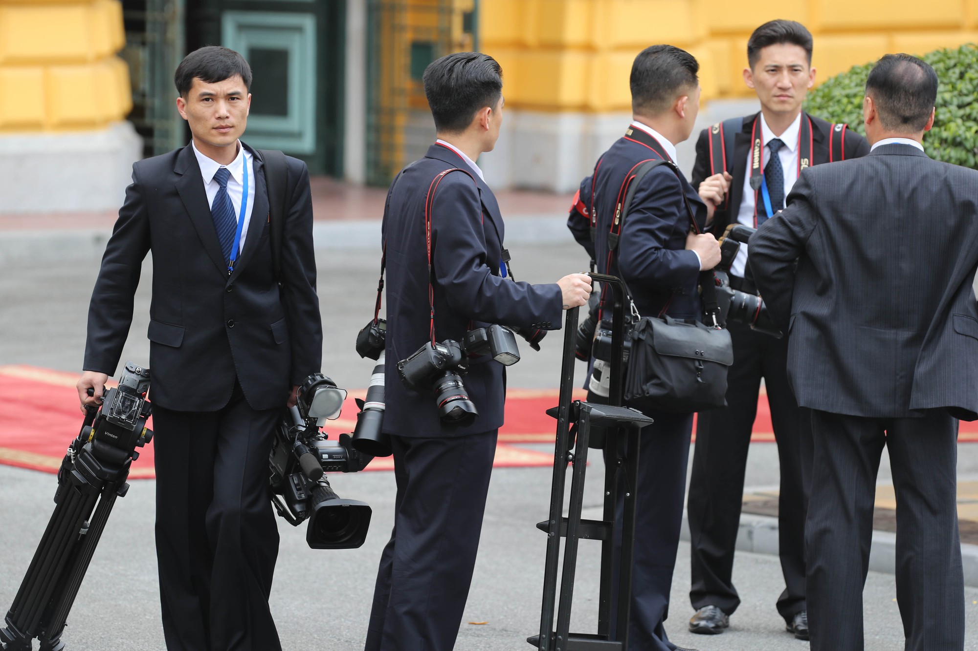 Soi đồ nghề của ph&oacute;ng vi&ecirc;n Triều Ti&ecirc;n th&aacute;p t&ugrave;ng Chủ tịch Kim Jong-un - Ảnh 6.