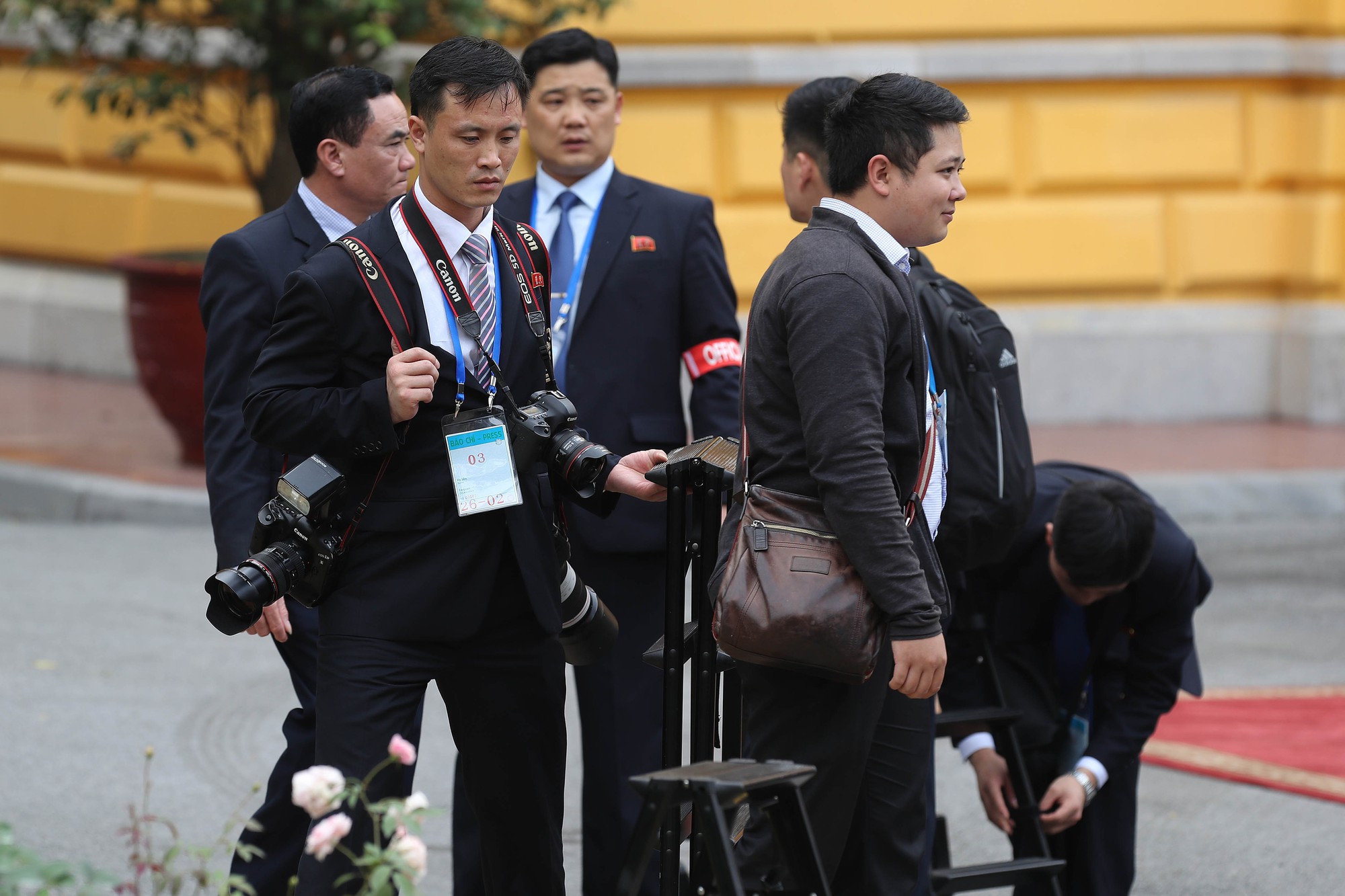 Soi đồ nghề của ph&oacute;ng vi&ecirc;n Triều Ti&ecirc;n th&aacute;p t&ugrave;ng Chủ tịch Kim Jong-un - Ảnh 2.
