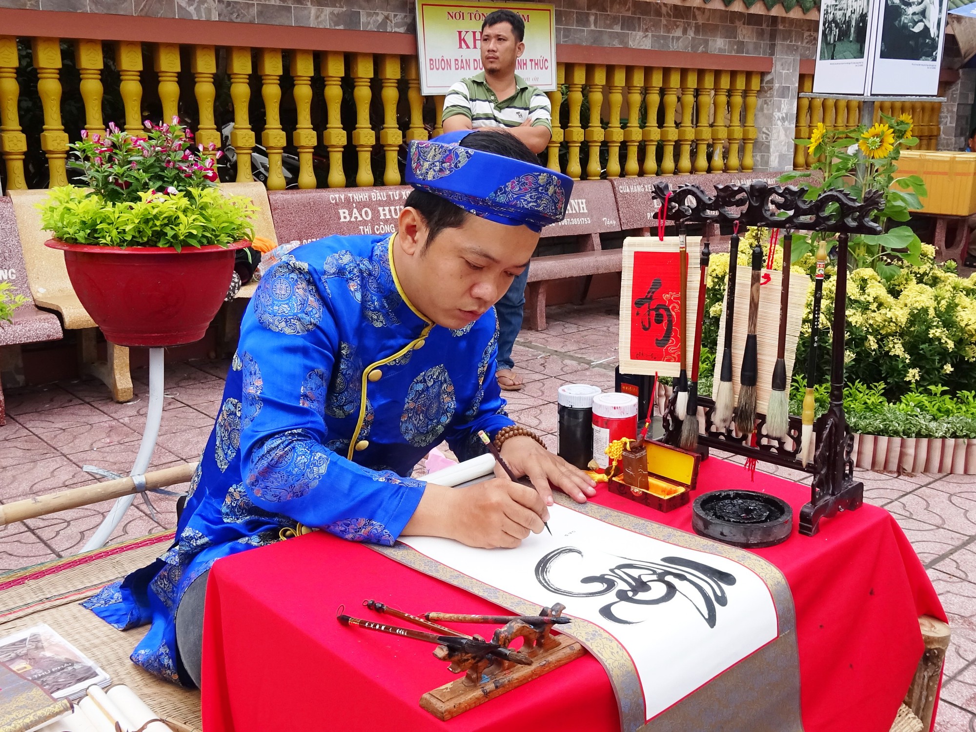 Dùng thư pháp biến lá sen khô thành... tiền - Ảnh 2.