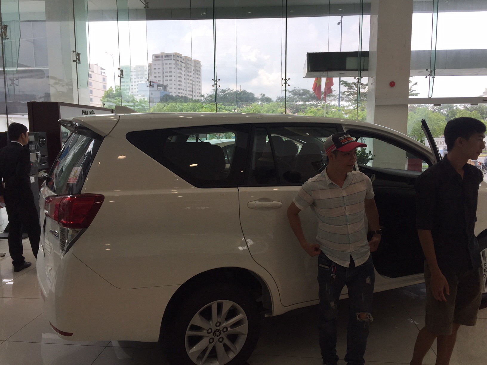 Thị trường &ocirc;t&ocirc; ế ẩm sau Tết, đại l&yacute; hết b&aacute;n bia k&egrave;m lạc - Ảnh 1.