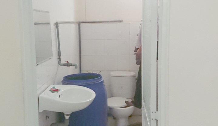 Tá hỏa phát hiện người đàn ông treo cổ tự tử trong nhà vệ sinh bưu điện