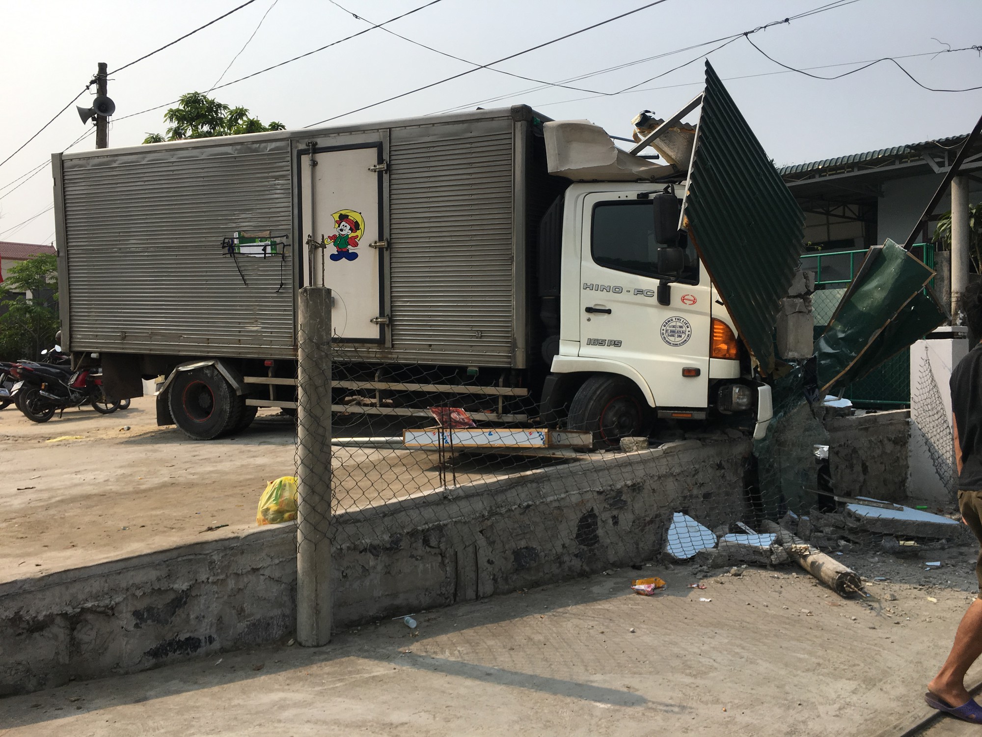 Tông sập tiệm cắt tóc, tài xế bị chủ tiệm ép đền 250 triệu đồng