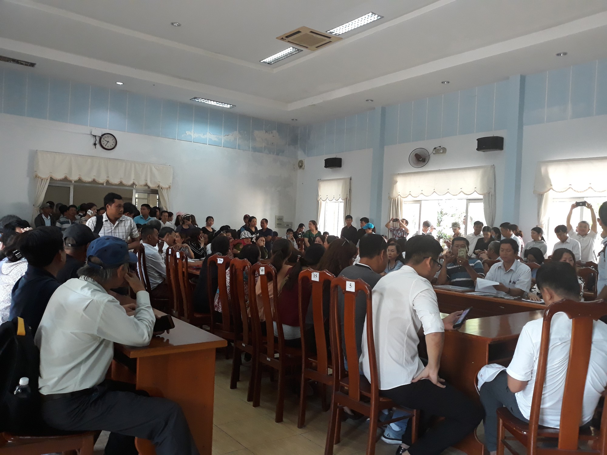 Vụ vây công ty đòi sổ đỏ: Hàng trăm người kéo đến trụ sở tiếp dân nhờ can thiệp