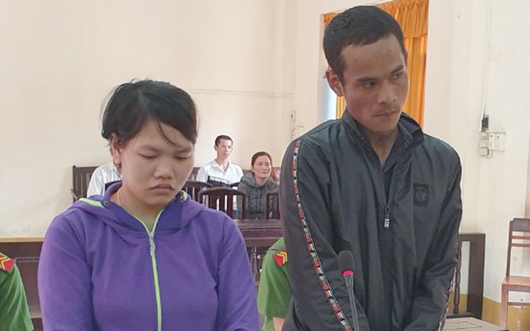 Cảnh sát bảo vệ làm bảo mẫu bất đắc dĩ tại tòa - Ảnh 1.