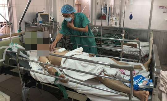 Lấy 1.000 gram máu cục trong khoang màng phổi cứu sống bệnh nhân bị đâm thấu ngực