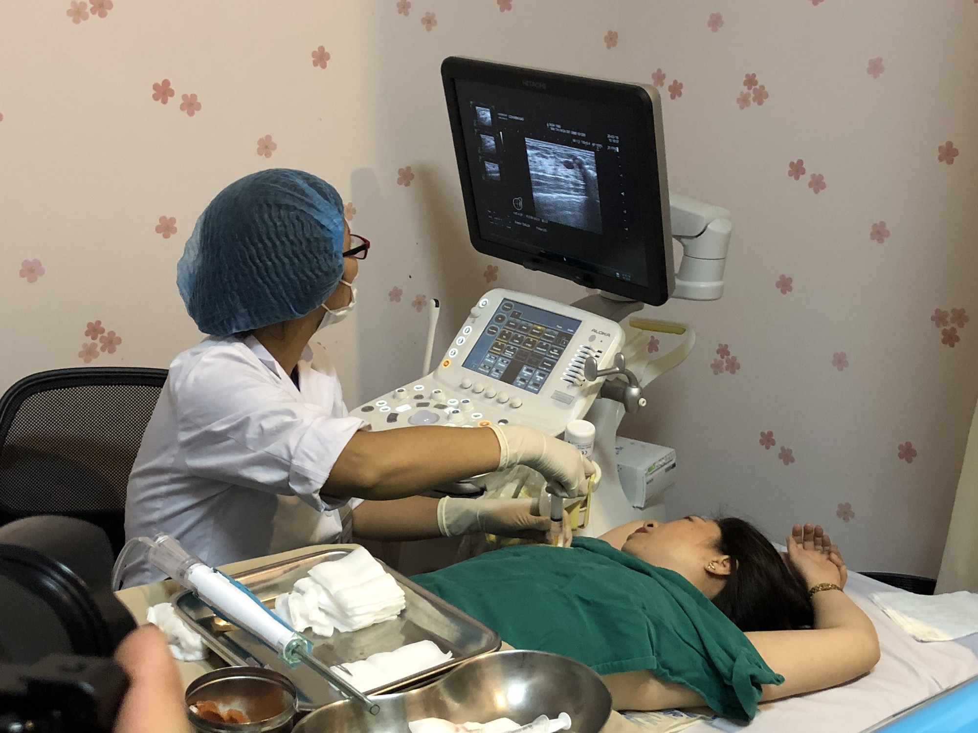 Thiếu nữ 17 tuổi được hút khối u xơ tuyến vú 7 cm không “dao kéo”