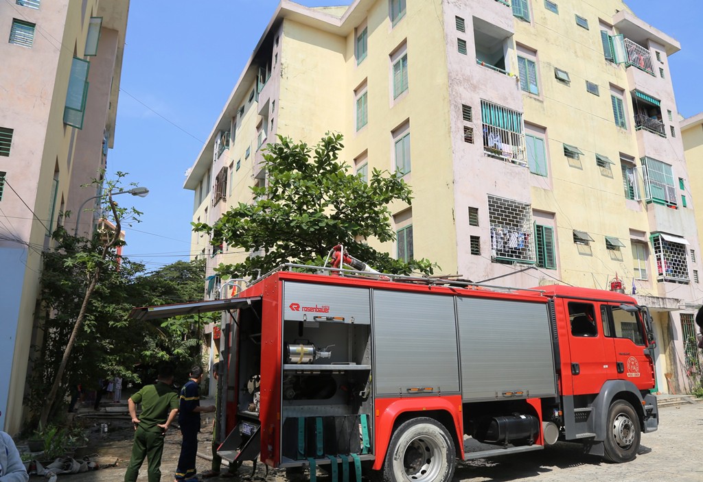 Cháy tầng 5 chung cư, người dân hốt hoảng tháo chạy