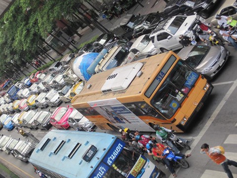 Nỗi &aacute;m ảnh mang t&ecirc;n xe hơi của người d&acirc;n v&agrave; du kh&aacute;ch đến Th&aacute;i Lan - Ảnh 11.