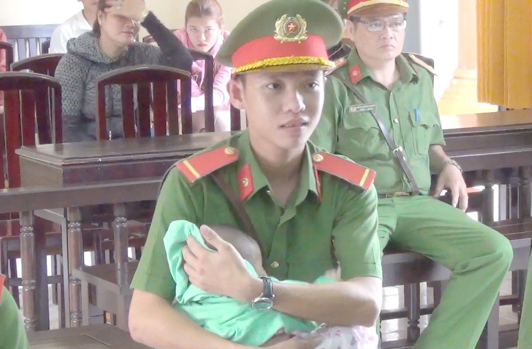 Cảnh sát bảo vệ làm "bảo mẫu" bất đắc dĩ tại tòa