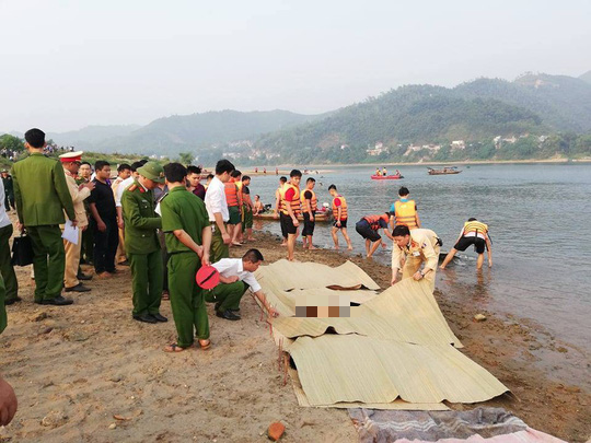 Nghỉ học ra sông tắm, 8 học sinh chết đuối thương tâm