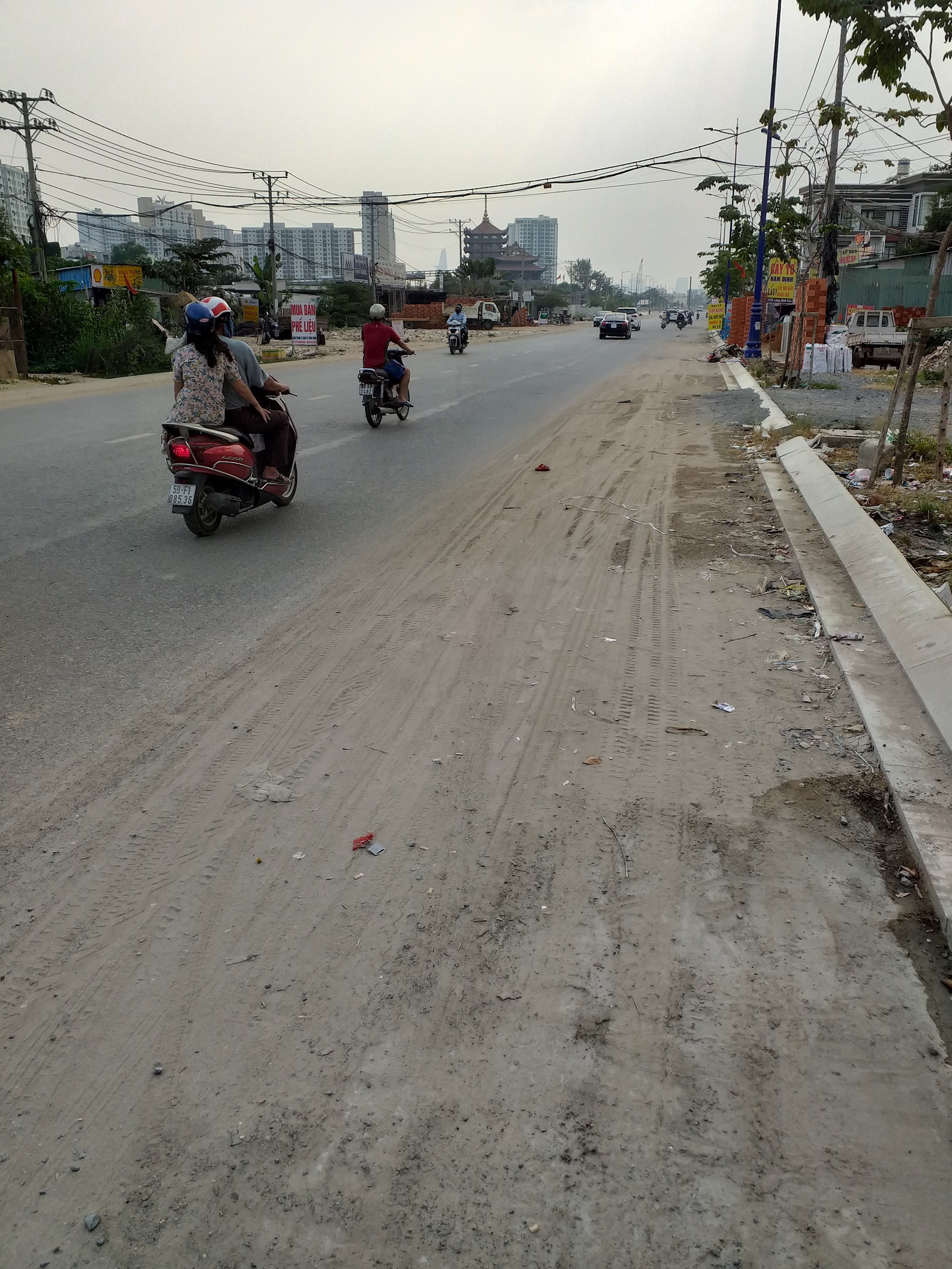 Nguy cơ tai nạn từ cát, sỏi rơi vãi