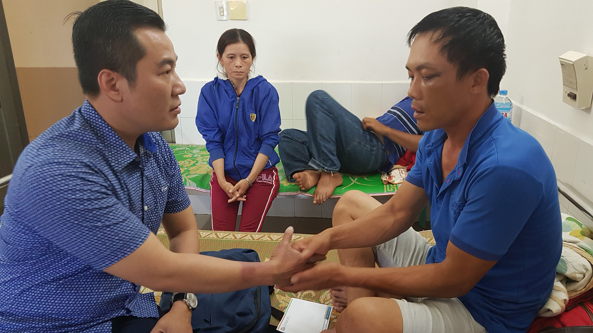 Khởi tố 6 đối tượng trong vụ chủ đầu tư h&agrave;nh xử như giang hồ - Ảnh 2.