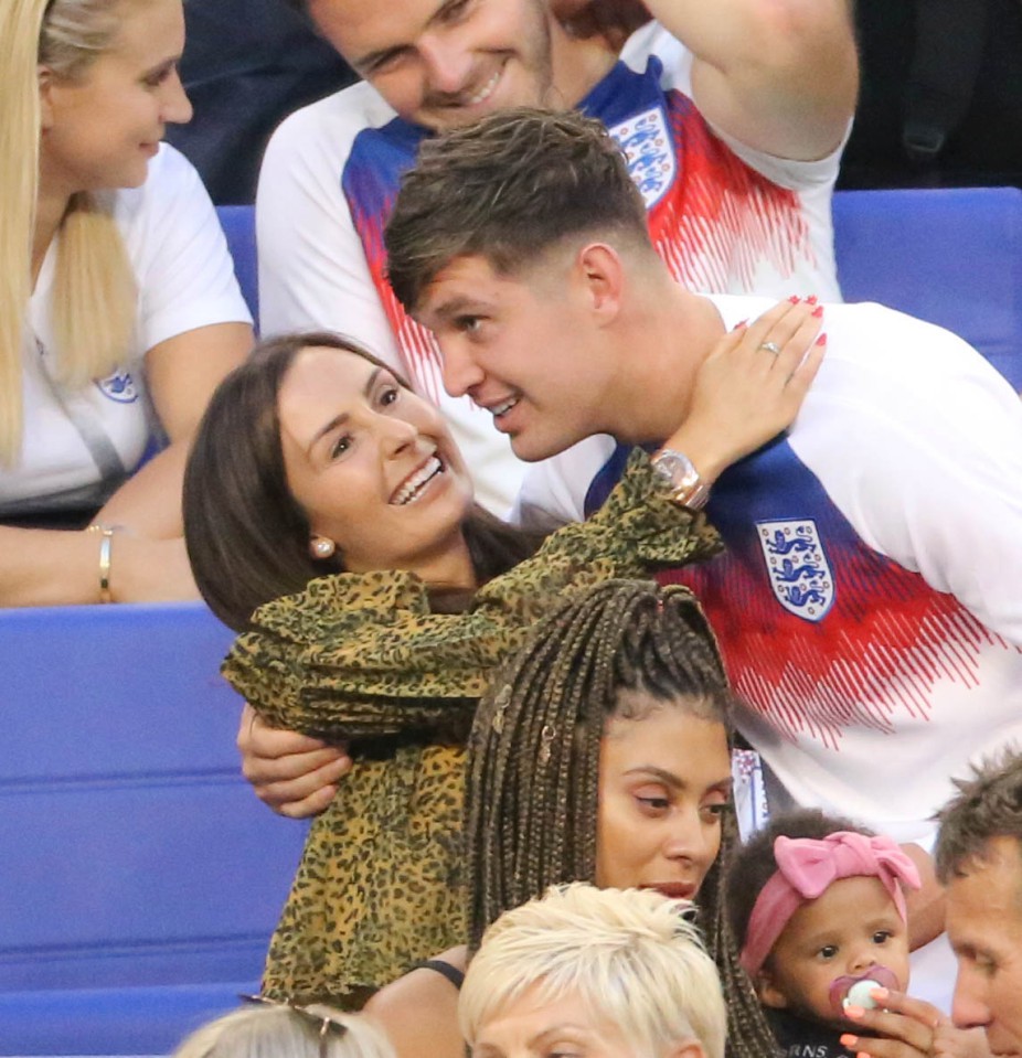 John Stones cặp k&egrave; g&aacute;i một con sau khi chia tay người y&ecirc;u - Ảnh 1.