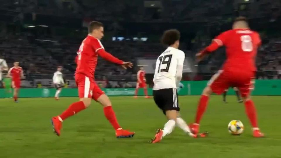 Sane su&yacute;t g&atilde;y ch&acirc;n sau pha v&agrave;o b&oacute;ng &aacute;c &yacute; - Ảnh 1.