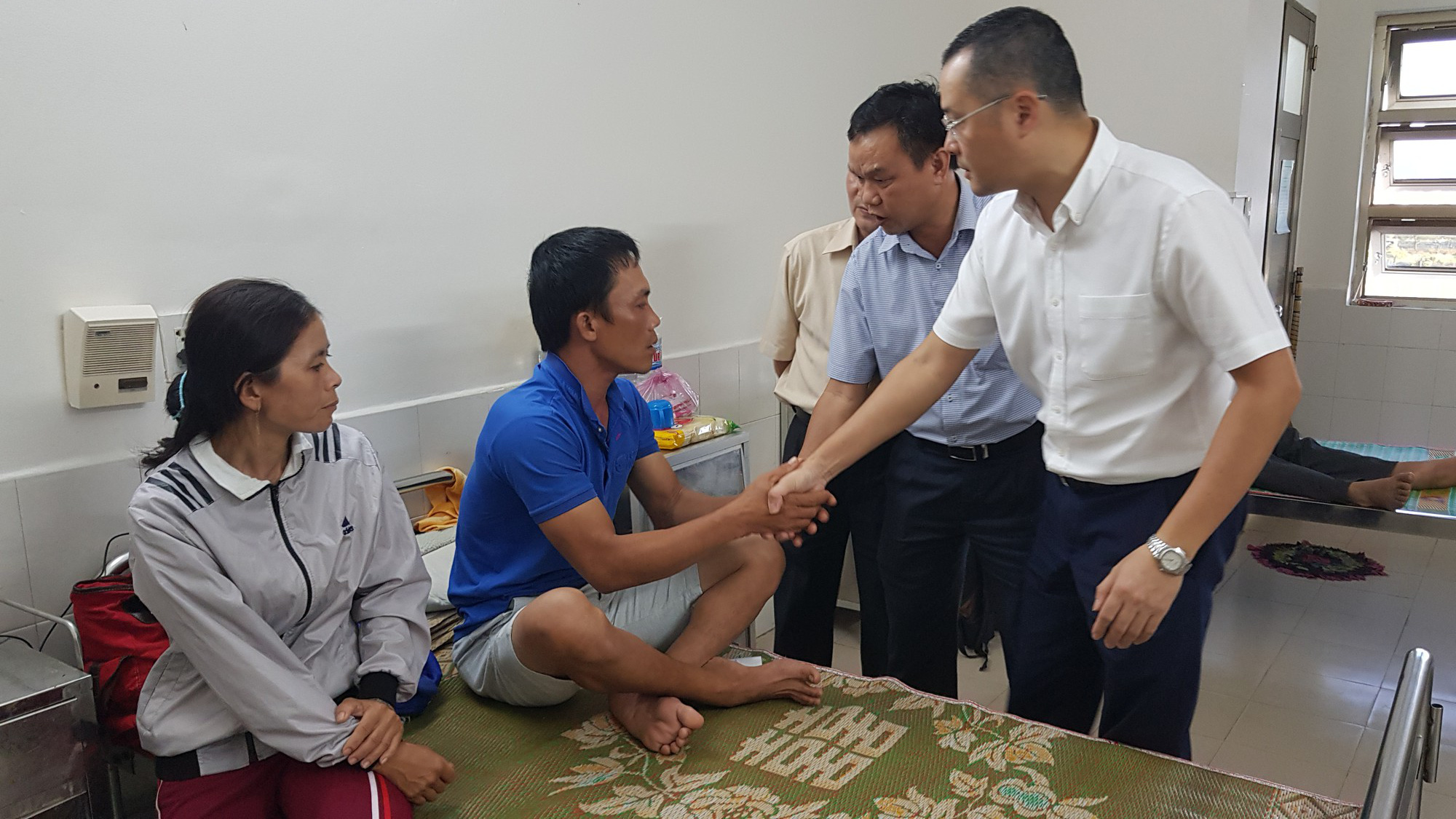 Khởi tố 6 đối tượng trong vụ chủ đầu tư h&agrave;nh xử như giang hồ - Ảnh 3.
