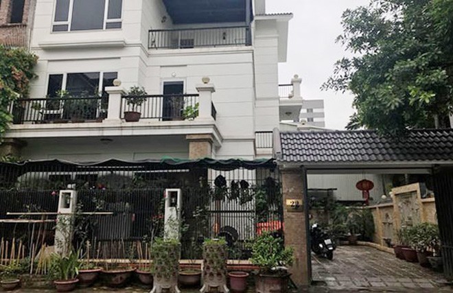 Bộ mặt thật của đại gia chuyên chạy siêu xe và cặp kè người đẹp ở Hà Nội