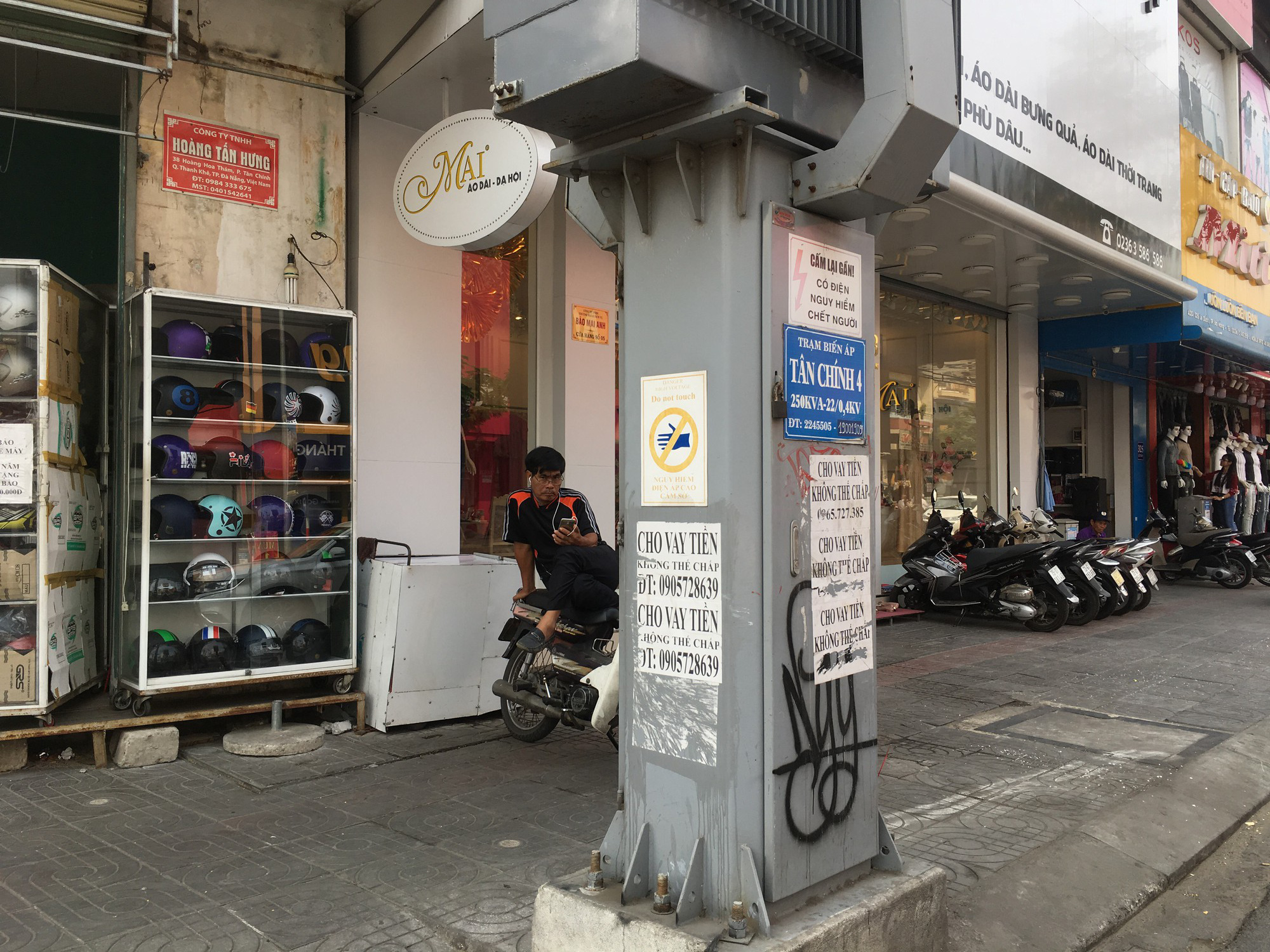 Nhếch nh&aacute;c tờ rơi cho vay nặng l&atilde;i tr&agrave;n lan tr&ecirc;n đường phố Đ&agrave; Nẵng - Ảnh 2.
