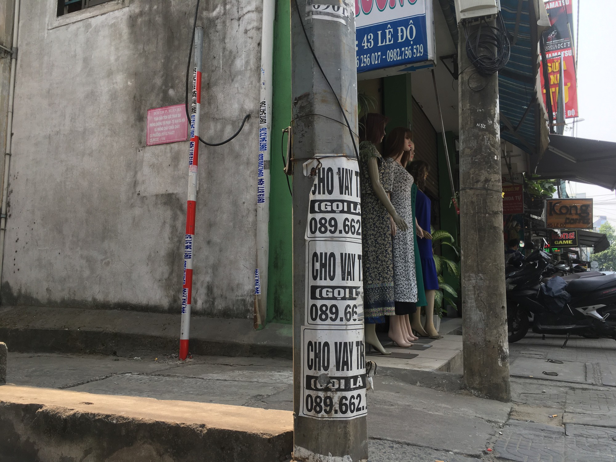 Nhếch nh&aacute;c tờ rơi cho vay nặng l&atilde;i tr&agrave;n lan tr&ecirc;n đường phố Đ&agrave; Nẵng - Ảnh 1.