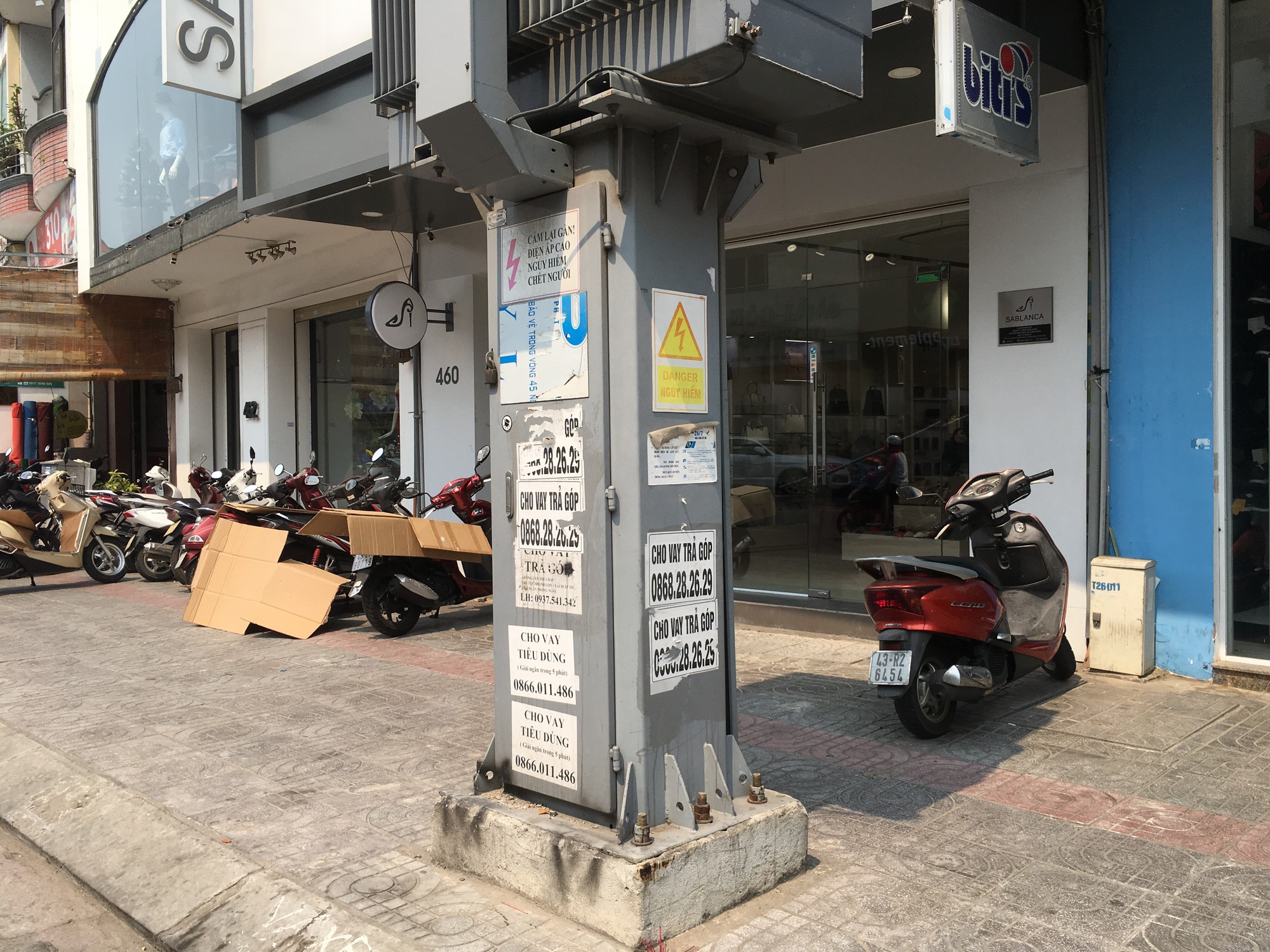 Nhếch nh&aacute;c tờ rơi cho vay nặng l&atilde;i tr&agrave;n lan tr&ecirc;n đường phố Đ&agrave; Nẵng - Ảnh 3.