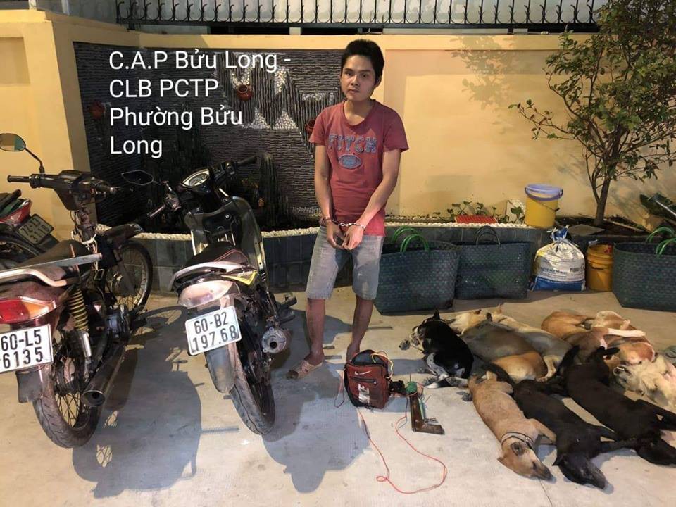 Cẩu tặc d&ugrave;ng nỏ chống lại người truy bắt - Ảnh 1.