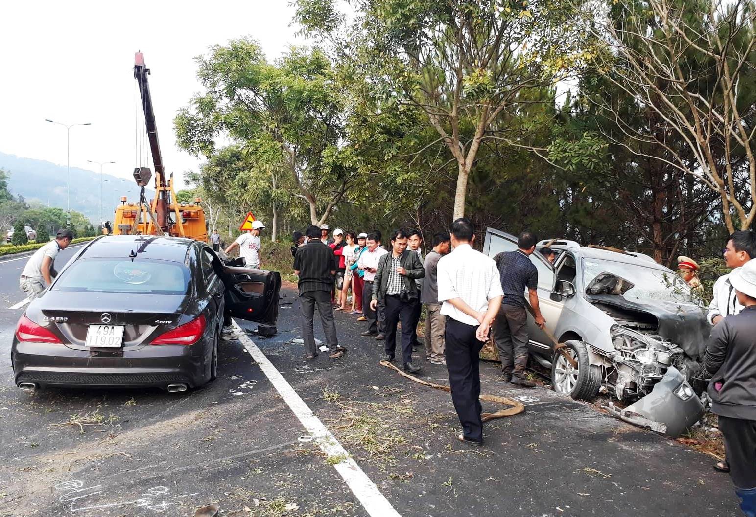 Tai nạn kinh ho&agrave;ng tr&ecirc;n cao tốc Li&ecirc;n Khương - Đ&agrave; Lạt - Ảnh 2.
