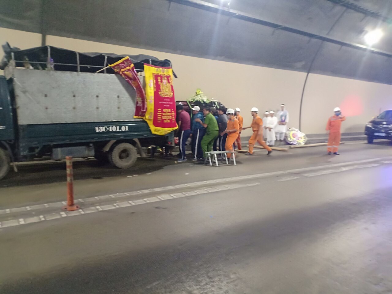 Xe chở quan tài đưa tang bốc cháy dữ dội trong hầm Hải Vân