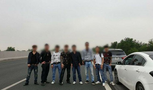 Dừng xe đứng dàn hàng ngang trên cao tốc, Khá "Bảnh" bị phạt 5,5 triệu đồng